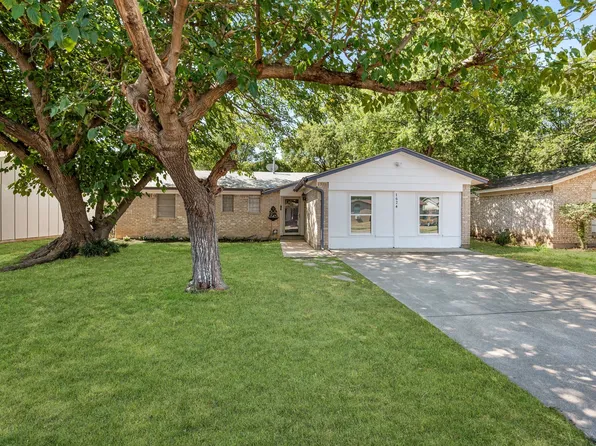 1624 Americana Blvd, Blue Mound, TX 76131