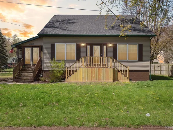 10753 Ellen St, Luna Pier, MI 48157