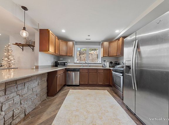 3rd image of 221 S William St