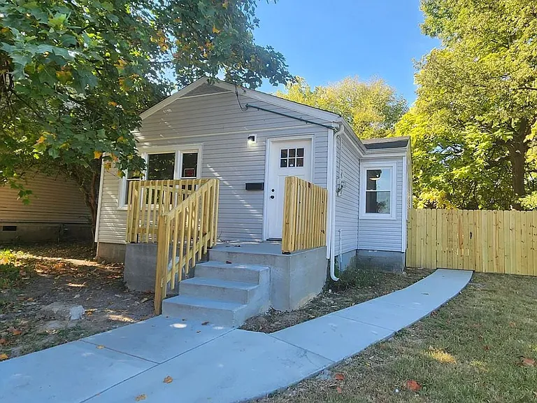 1244 Algonquin Pkwy — Photo 1