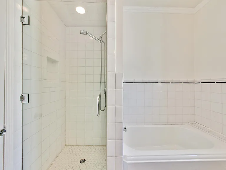 Savoy Plaza Apartments — Photo 32