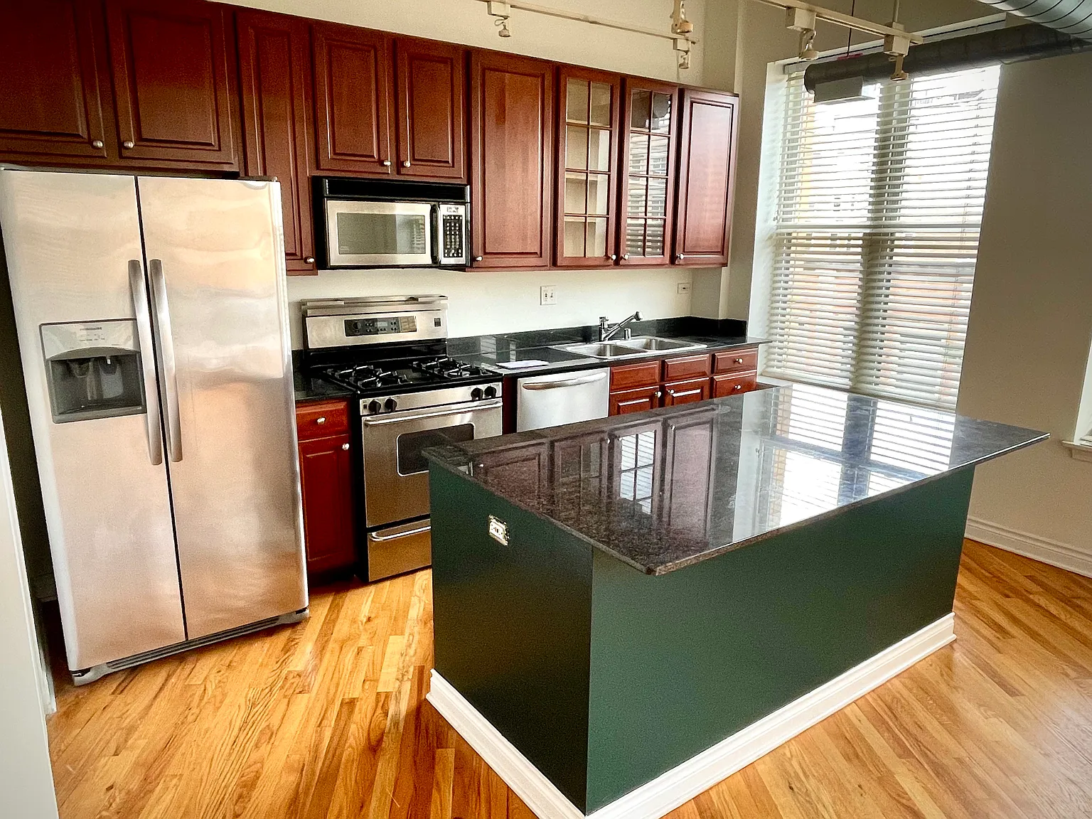 1 bed, 950 sqft, $2,795 — Photo 3