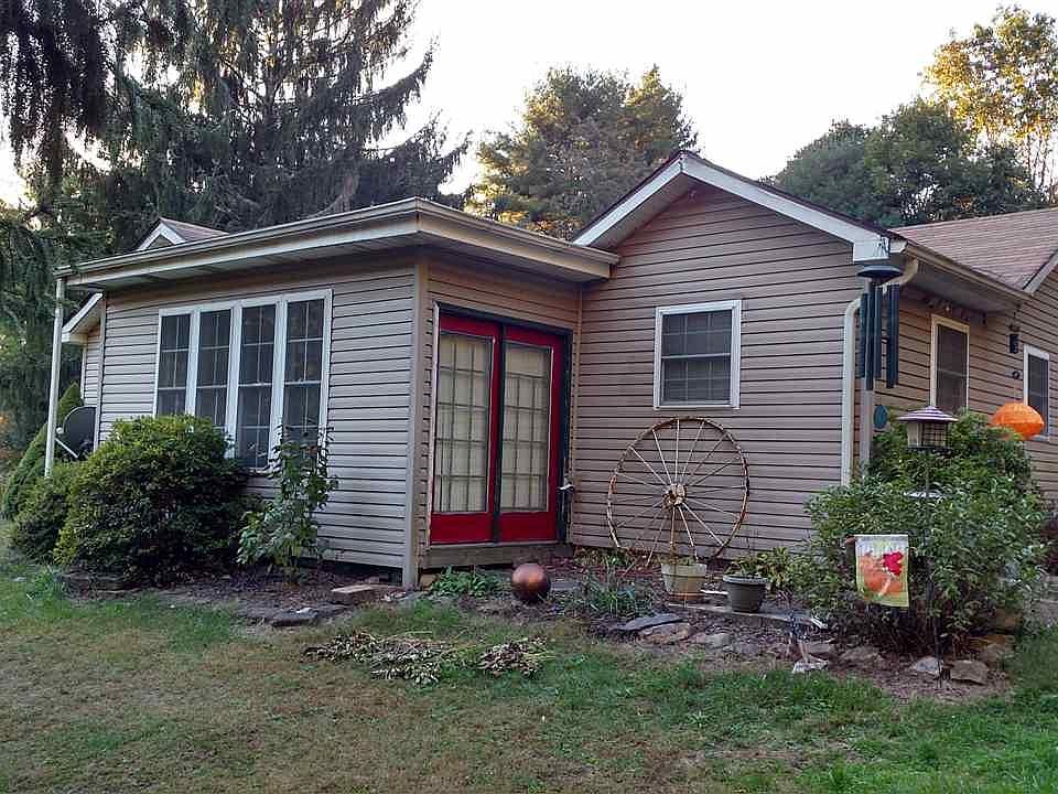 2nd image of 581 Narrows Rd
