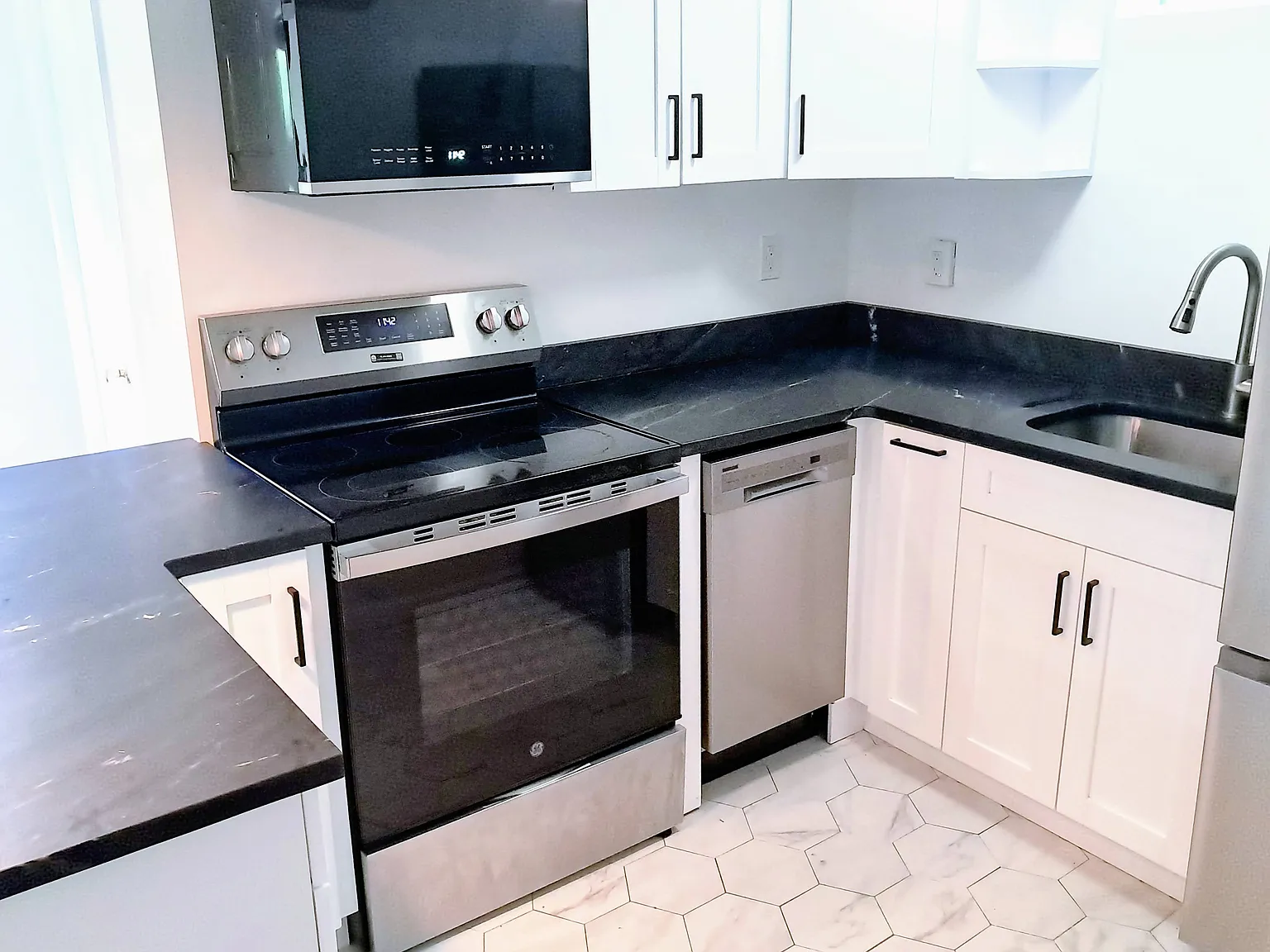 1 bed, 750 sqft, $1,875 — Photo 3