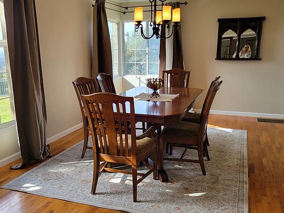 4th image of 3271 Holly Way