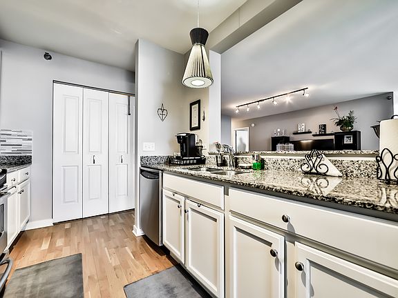 5th image of 1160 S Michigan Ave APT 1007