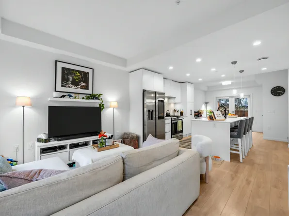 565 E 2nd St #162, North Vancouver, BC V7L 1C8