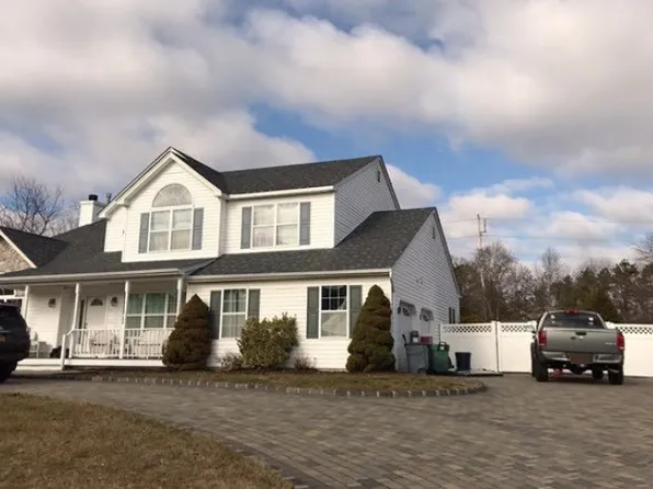 9 Bittersweet Ln, Center Moriches, NY 11934