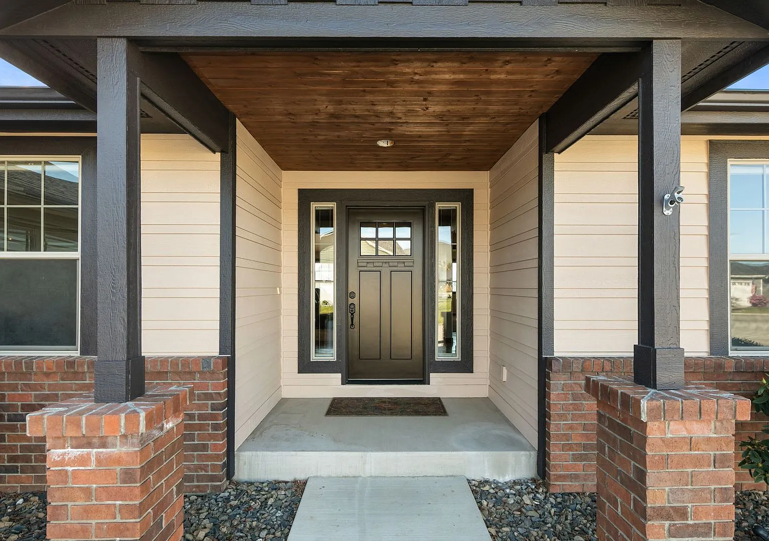 Located in Sunnyslope! 3+ beds, 2.5 baths, 3 car garage with open living spaces and huge yard! — Photo 3