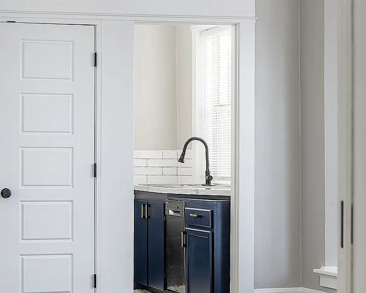 Elegant Renovation! HUGE 1 Bed 1 Bath Available Now! — Photo 16