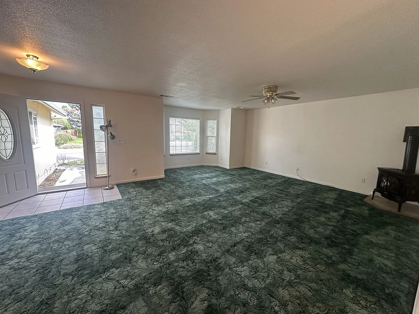 3 bedroom, 1 Bathroom Home — Photo 4