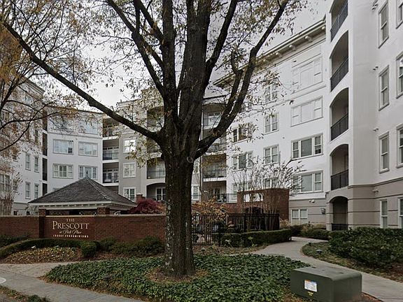 Newly renovated exterior paint and lobby.