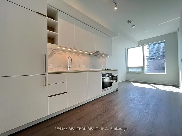 8 Wellesley St W #3202 — Photo 3