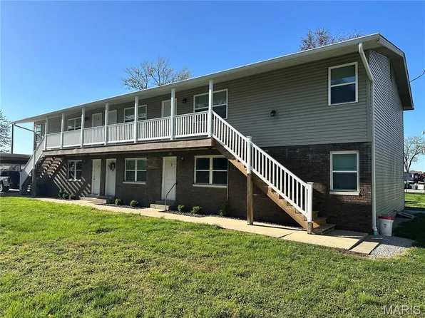 1060 N Walnut St, Breese, IL 62230