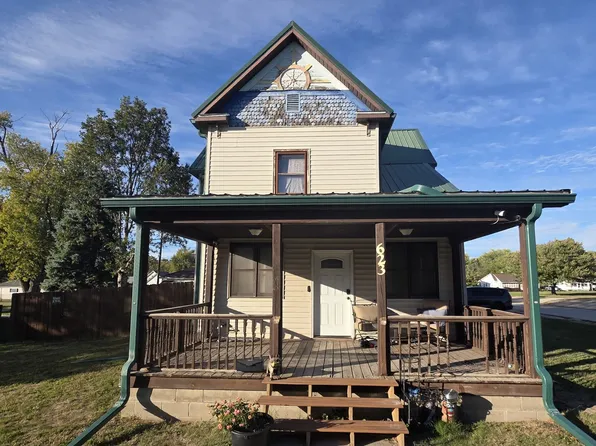 623 E Clay St, Clinton, IL 61727