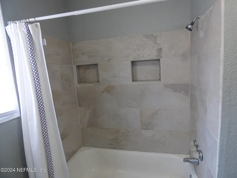 516 E 58th St — Photo 13