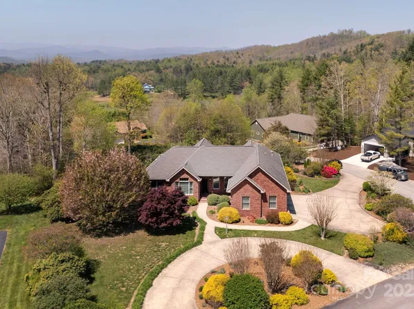 28 Tudor Crescent Ct, Hendersonville, NC 28739