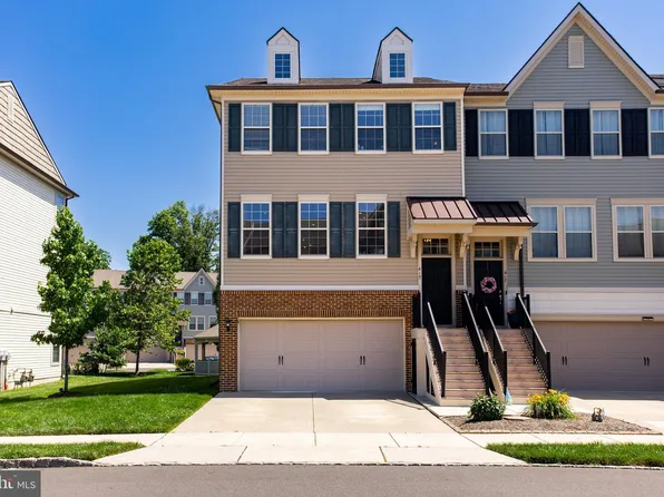 415 Tall Oaks Dr, Warminster, PA 18974