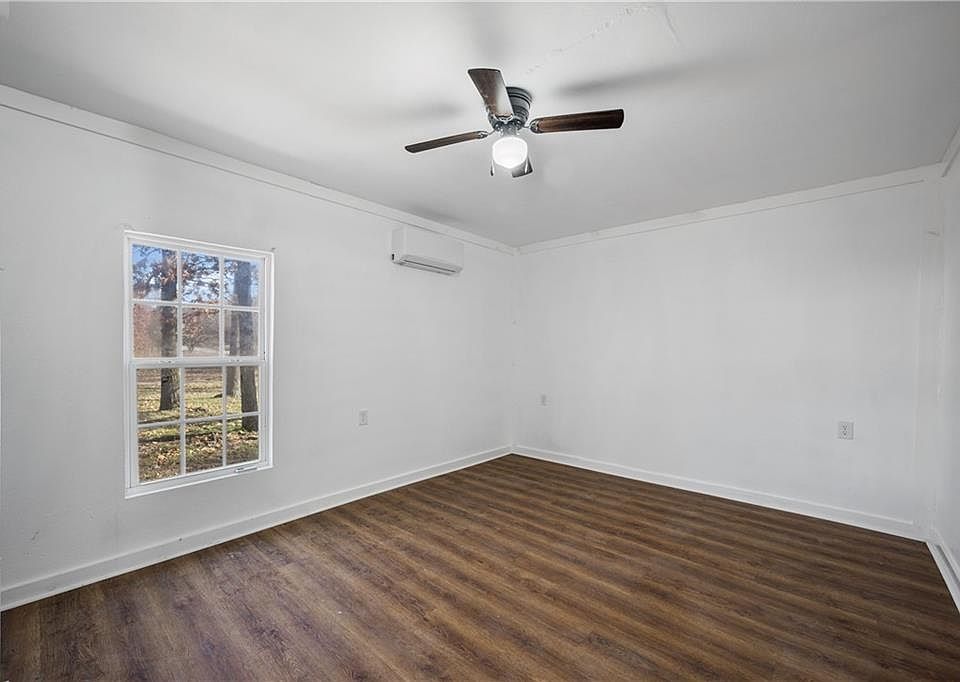 1st image of 1015 W 21st St