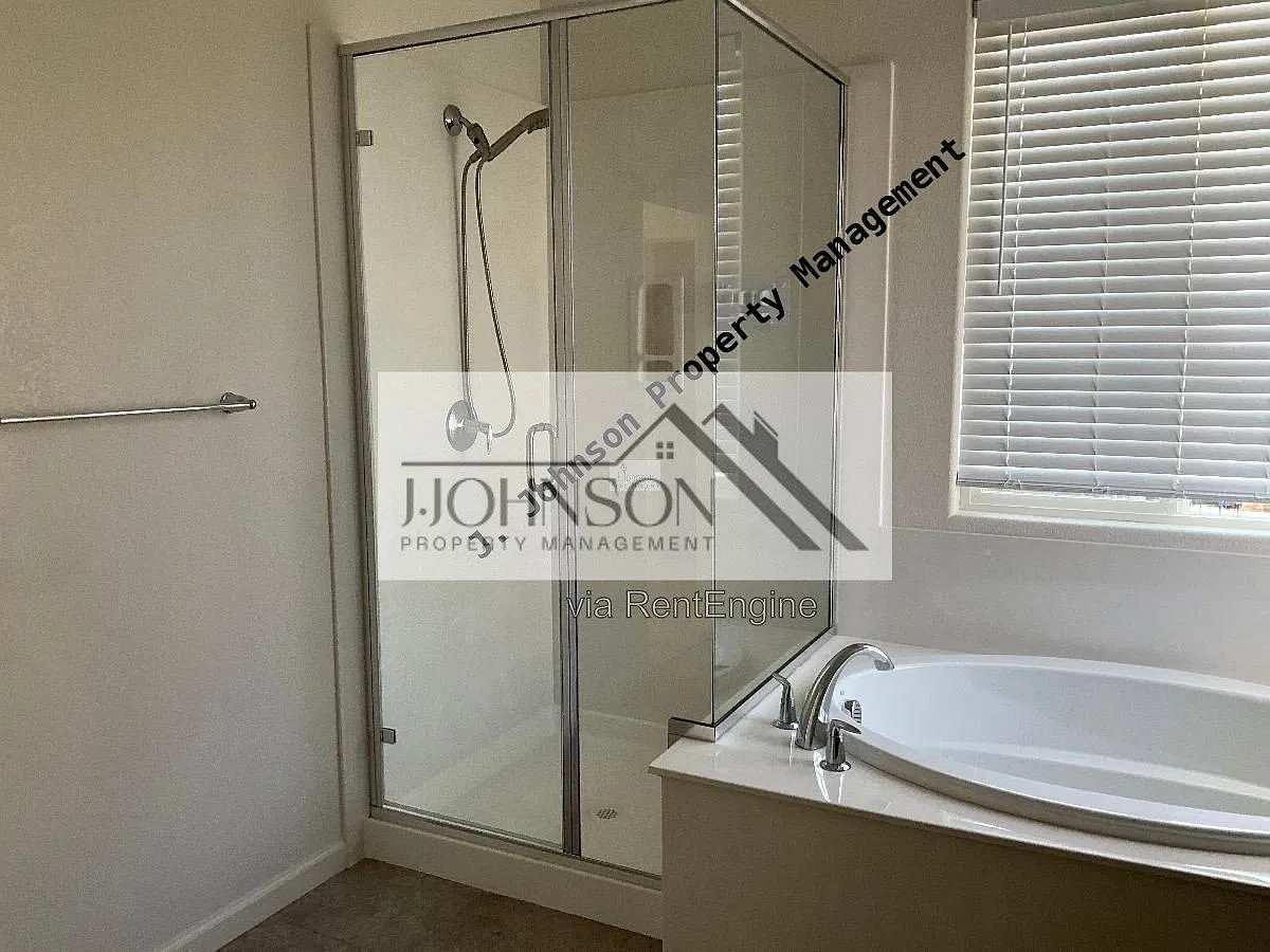 4 bed, 2.5 bath, 2500 sqft, $3,100 — Photo 2