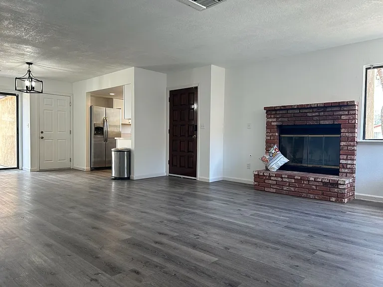 1127 N Mono Ct — Photo 2