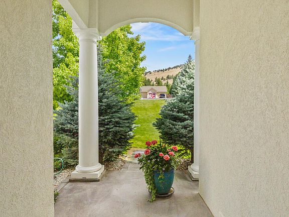 3rd image of 9456 Greenbriar Dr