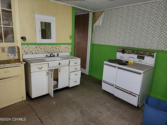 4th image of 245 S Banana St