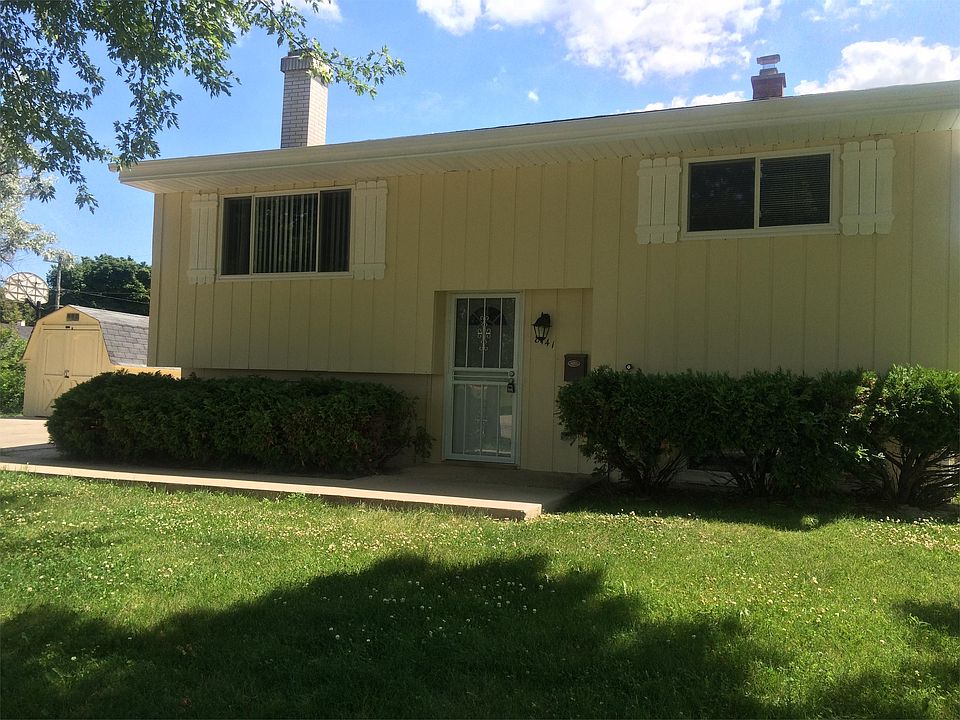Spacious, updated split level single family home!! Fresh Pai