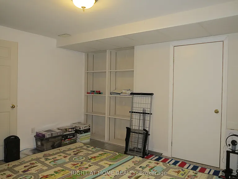 35 Moraine Cres — Photo 26