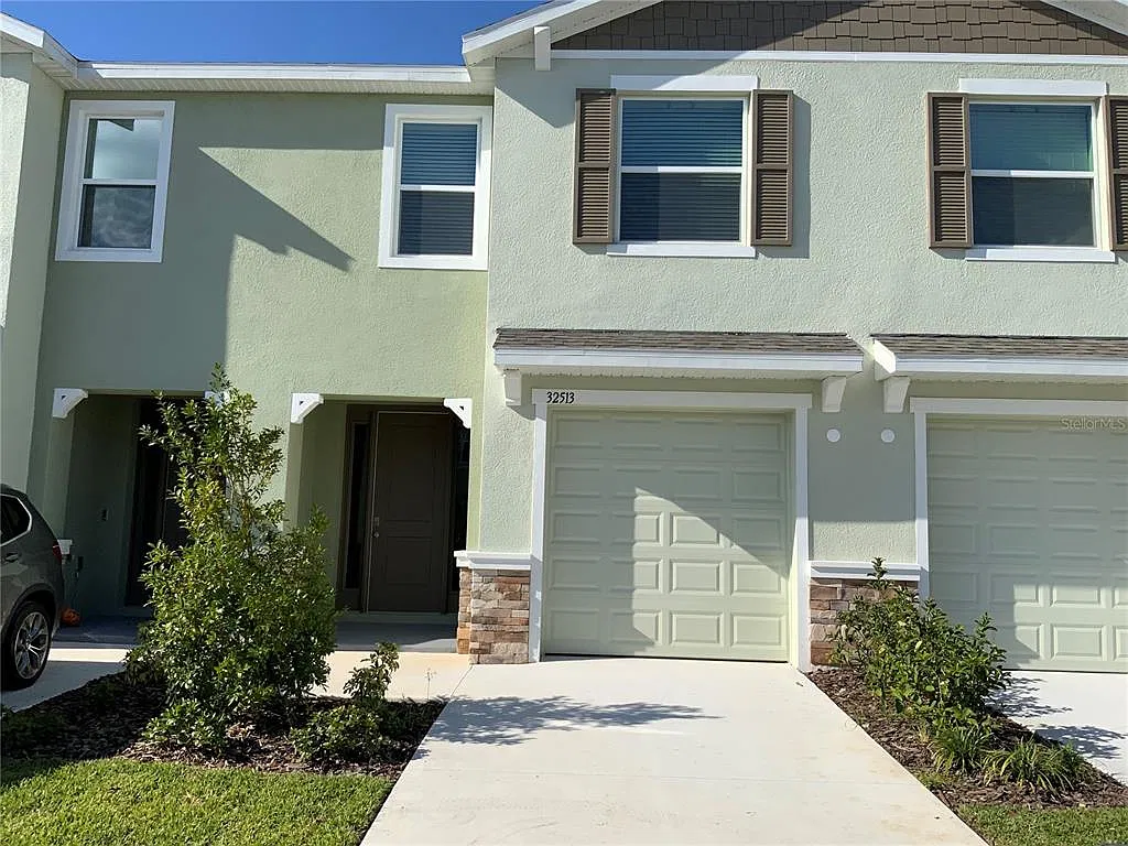 3 bed, 2.5 bath, 1673 sqft, $2,050 — Photo 1