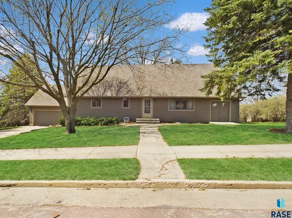803 N Iowa Ave, Dell Rapids, SD 57022