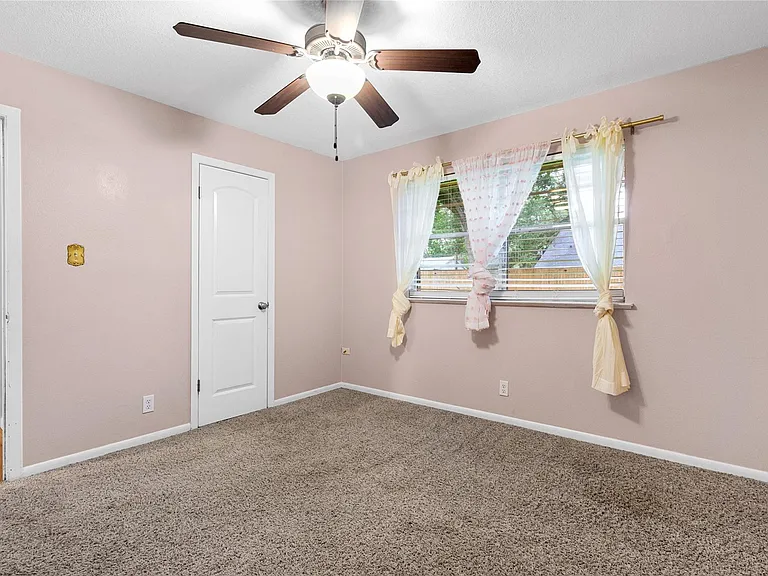 416 E Myrtle St — Photo 18