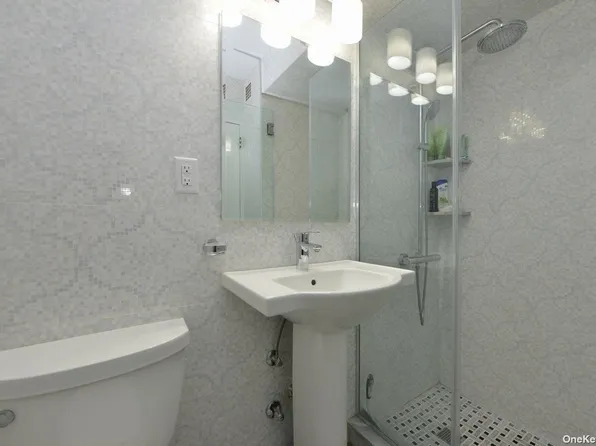 61-20 Grand Cent Parkway image 29 of 32