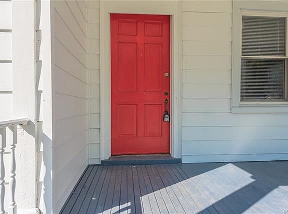 4th image of 212 Saint Claire Ln