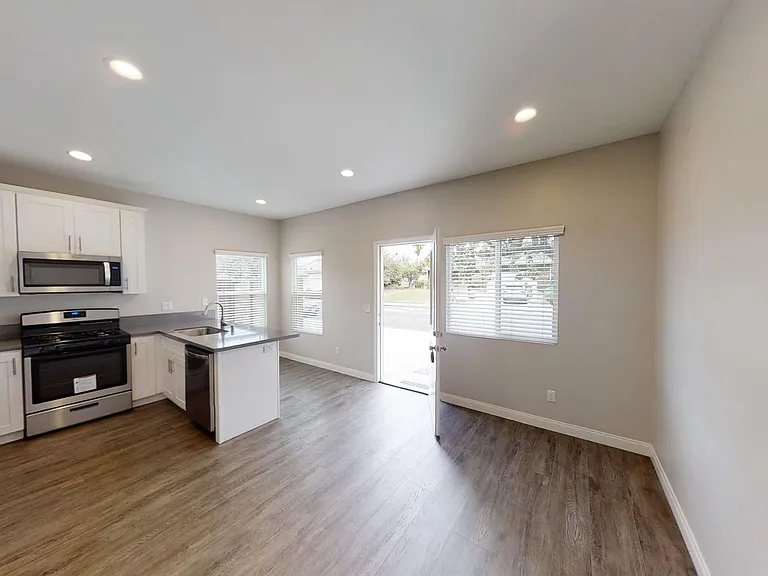 5214 E Falls View Dr — Photo 3