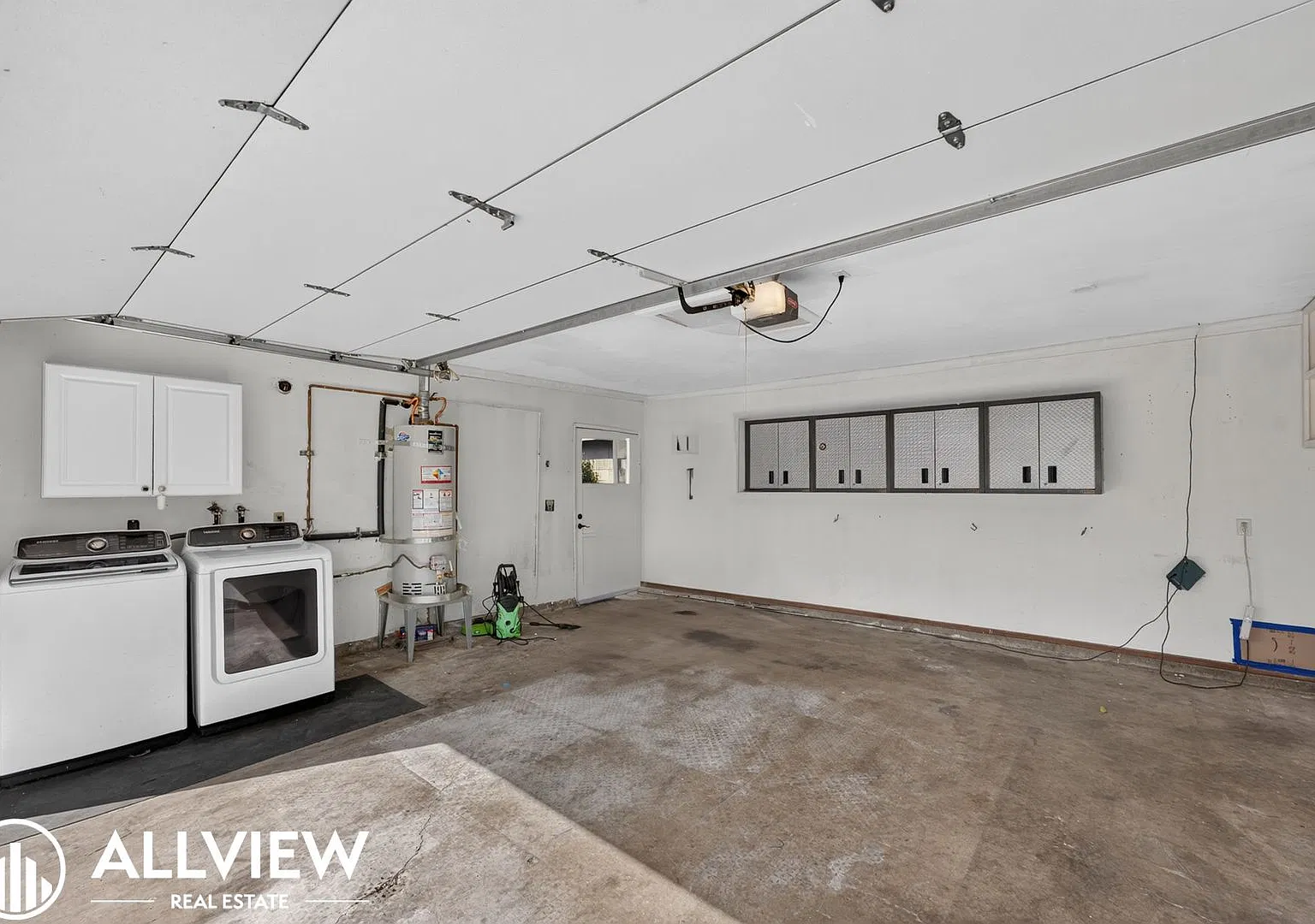 Stunning 3-Bedroom Single-Family Home in Orange with Spacious Yard & Attached Garage! — Photo 4