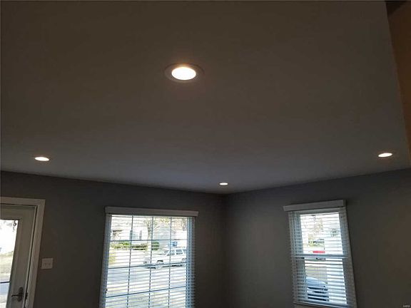 3rd image of 2390 Hawthorne Manor Dr
