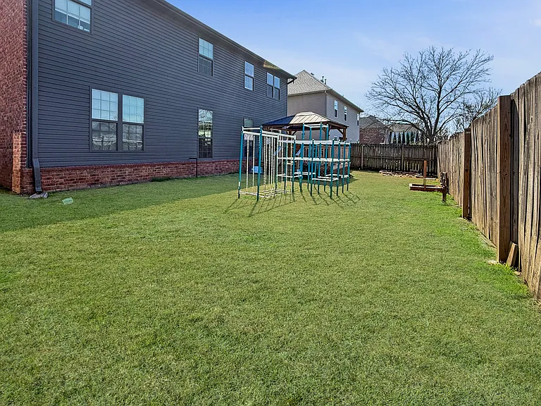 110 SE G Ct — Photo 23