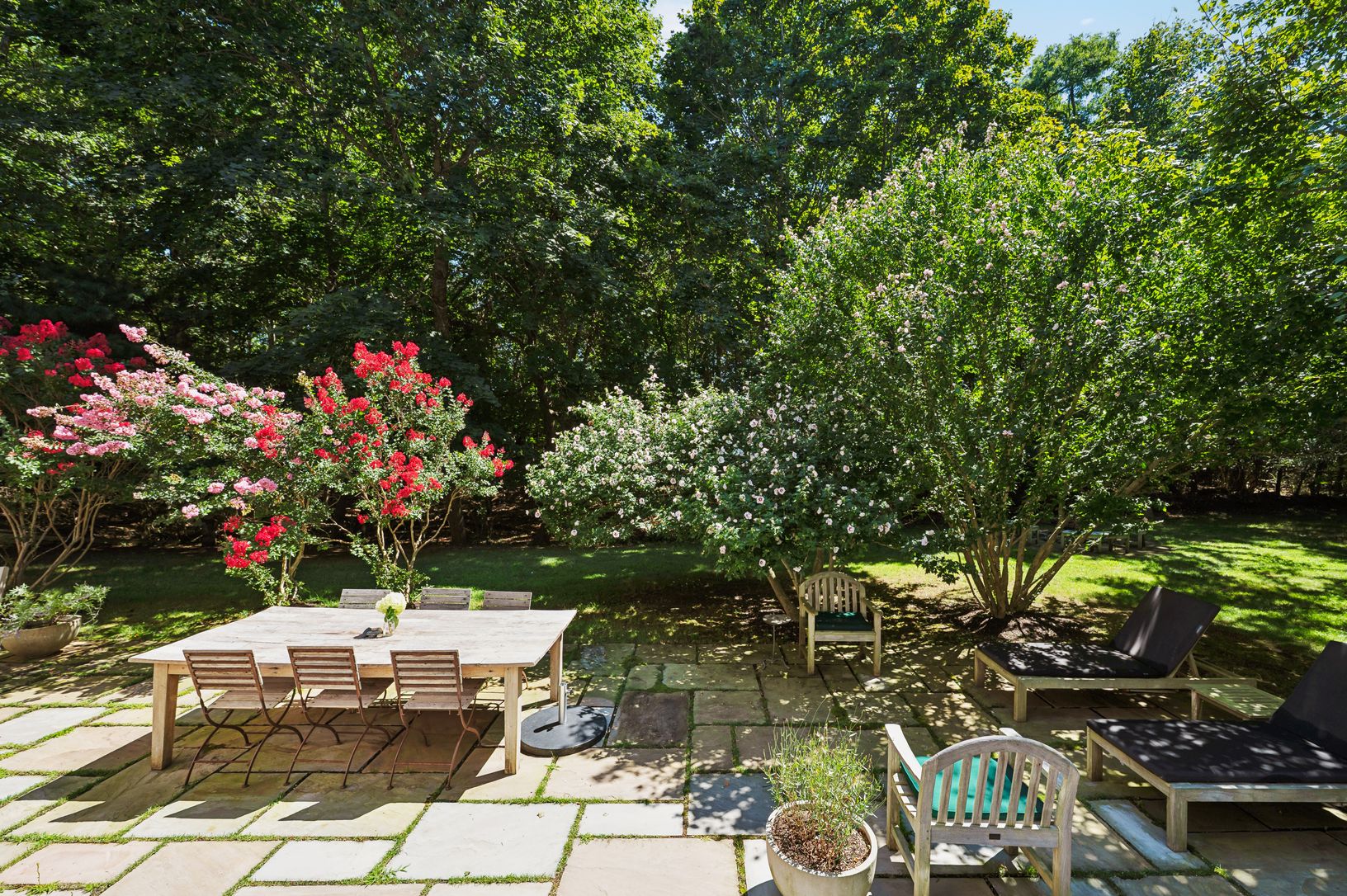  Spacious outdoor deck with Crepe Myrtle 