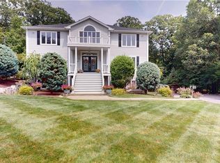 9 Mahoney Dr, Scituate, RI 02831