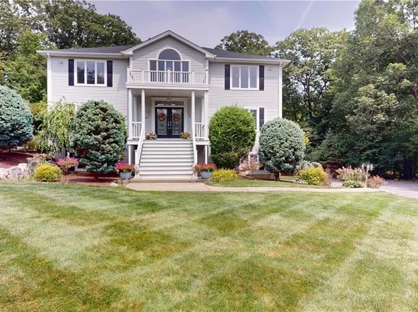 9 Mahoney Dr, Scituate, RI 02831