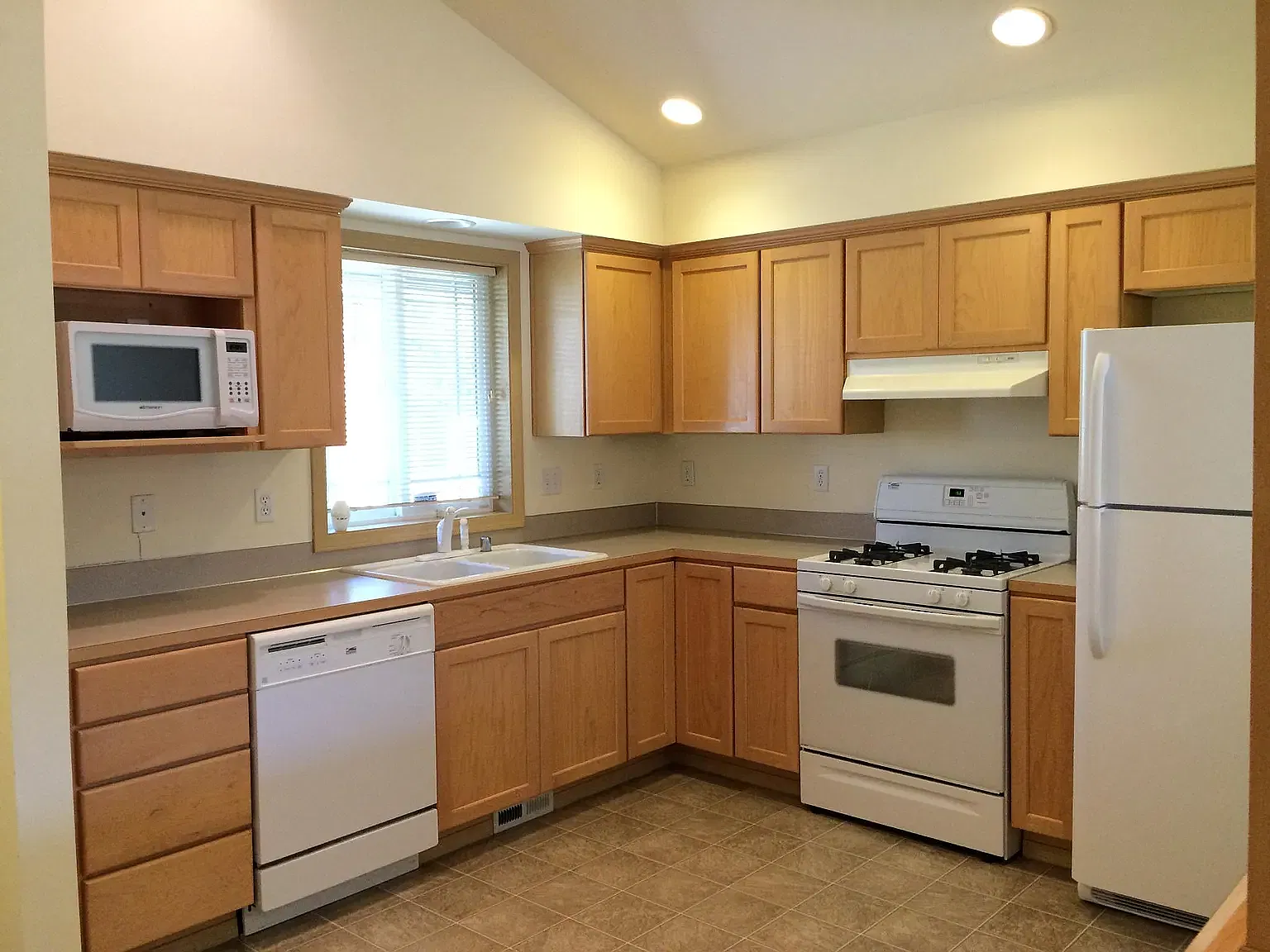 2 bed, 850 sqft, $2,000 — Photo 4