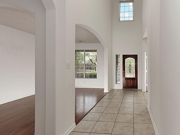 4th image of 46 S April Mist Cir