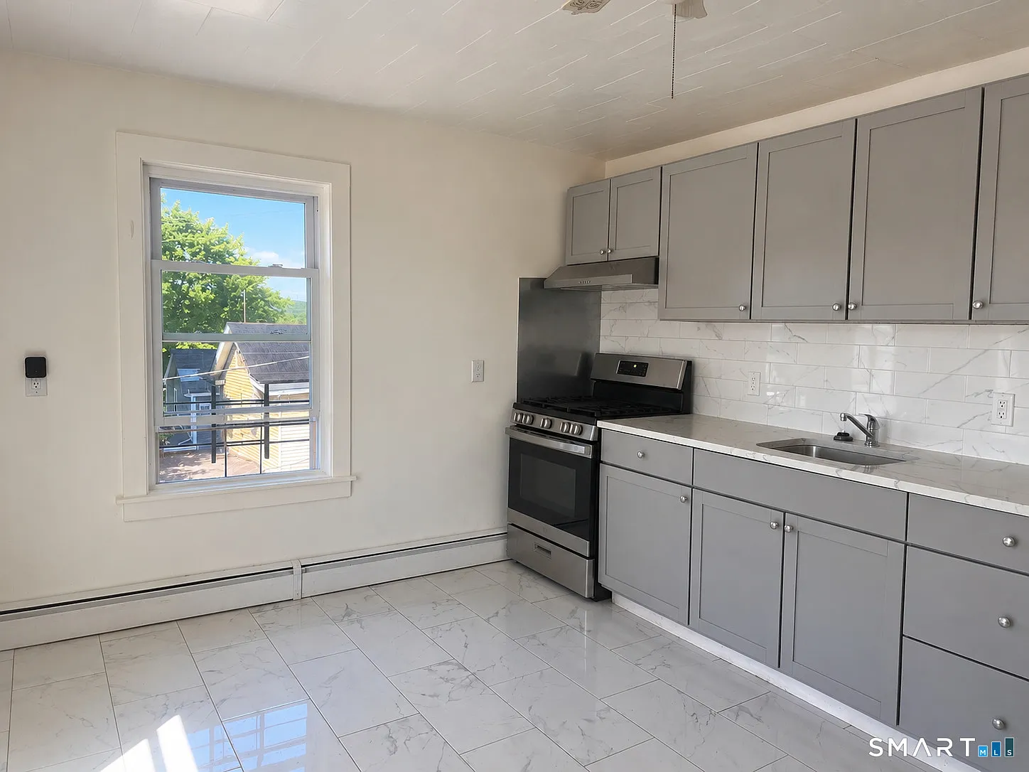 3 bed, 1.0 bath, 2266 sqft, $2,500 — Photo 2