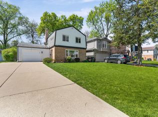 627 E Davis St, Arlington Heights, IL 60005