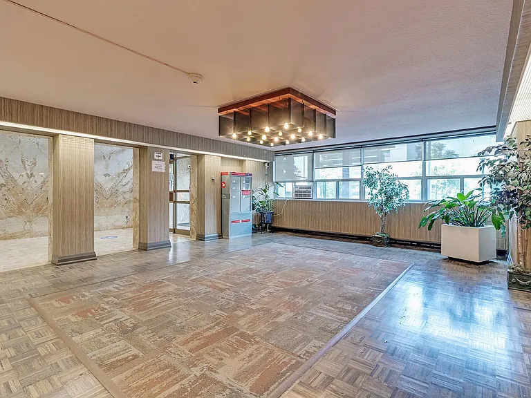 53 Thorncliffe Park Dr — Photo 11