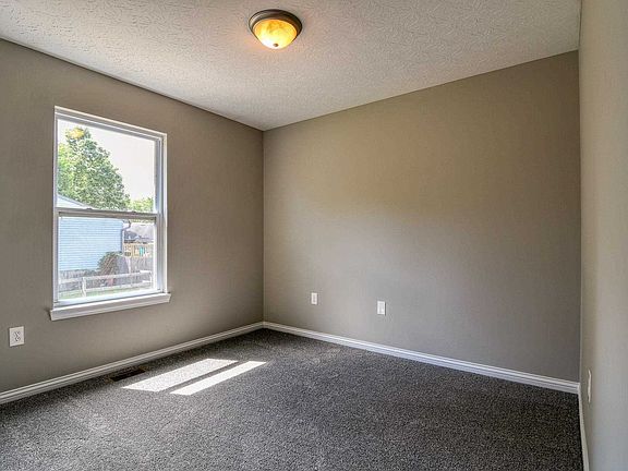 4th image of 2965 Holly Hill Dr
