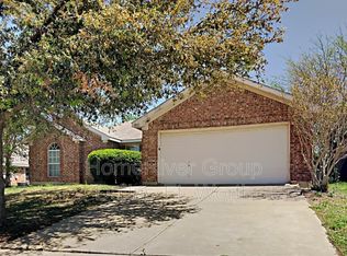 8001 Mourning Dove Dr, Arlington, TX 76002