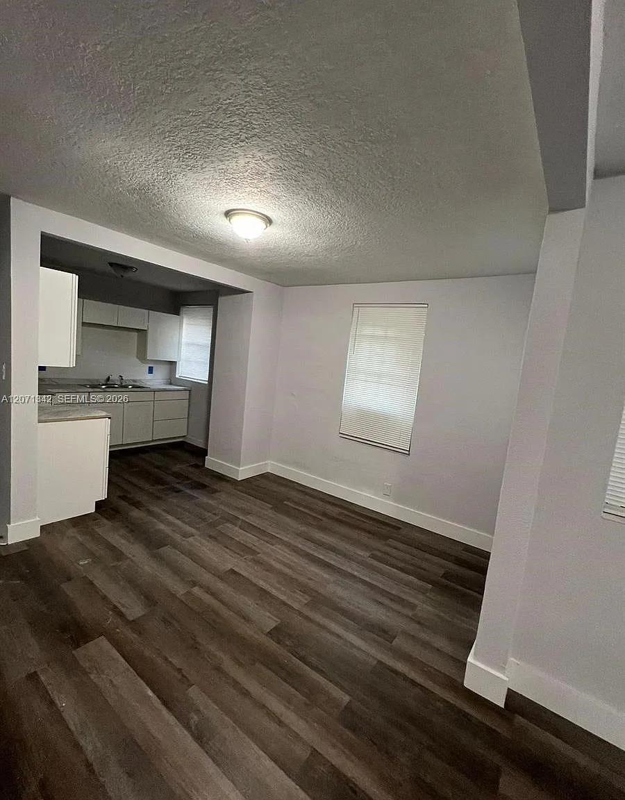 2 bed, 1.0 bath, 873 sqft, $950 — Photo 3