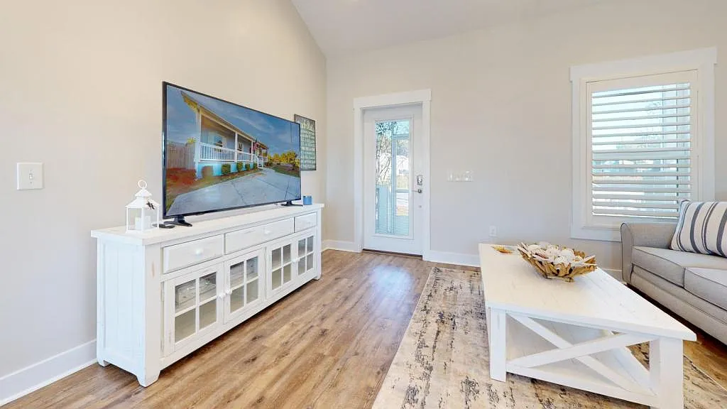 325 Governor Dr — Photo 3